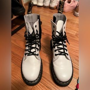 Dr. marten Jadon -size 7